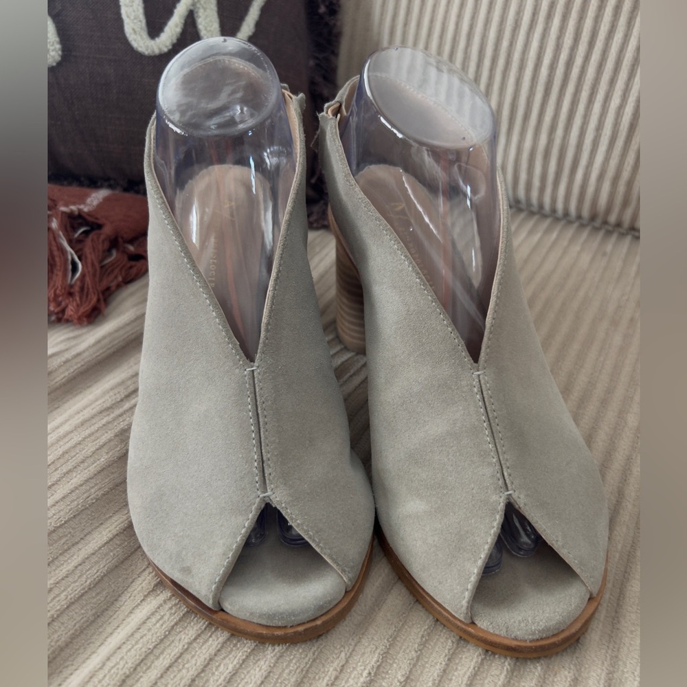 ANTHROPOLOGIE Tracy Slingback Peep toe sandals shooties suede tan EU 39 US 8 EUC